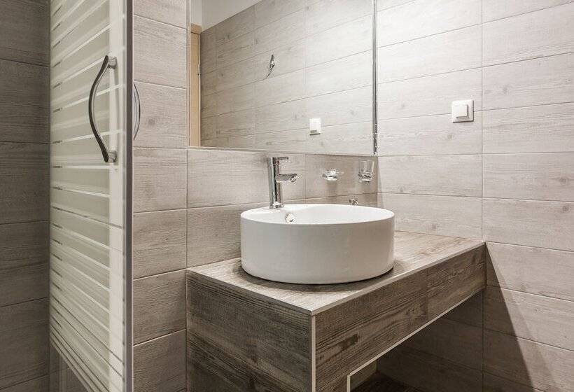 Nicholas Point Apartments And Rooms