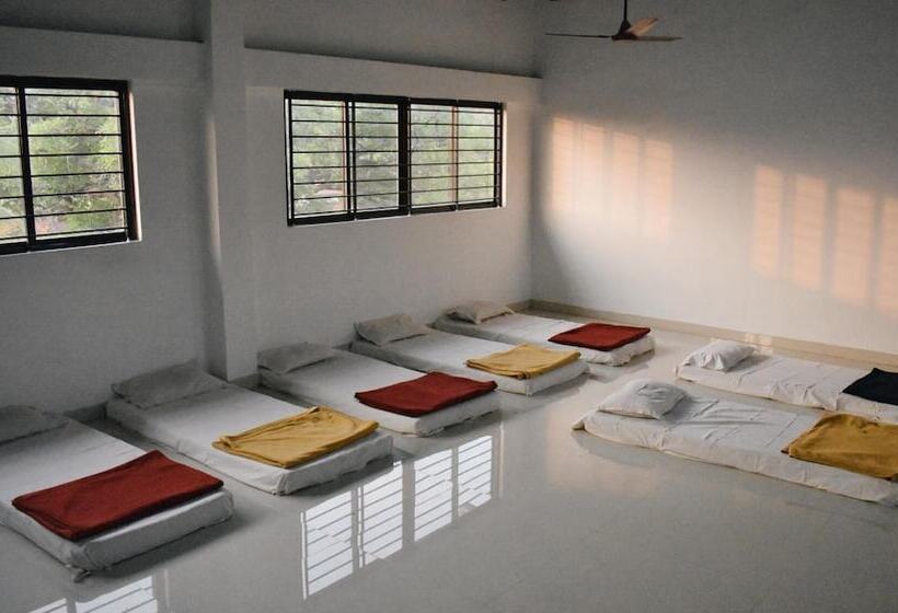 Iroomz Hotel Gananjaya Hostel