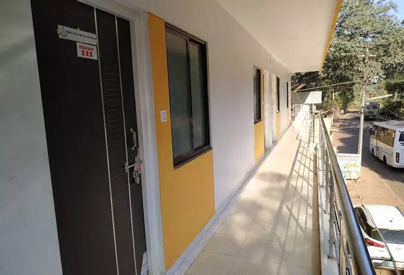 Iroomz Hotel Gananjaya   Hostel