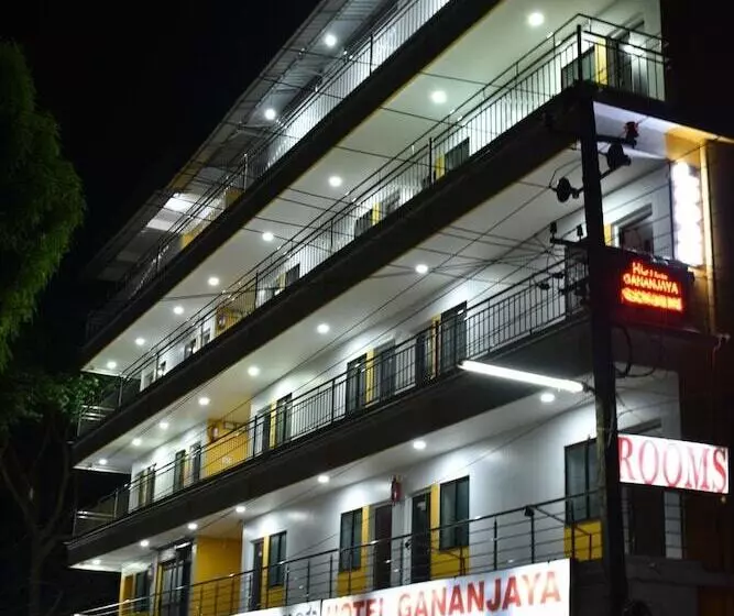 Iroomz Hotel Gananjaya   Hostel