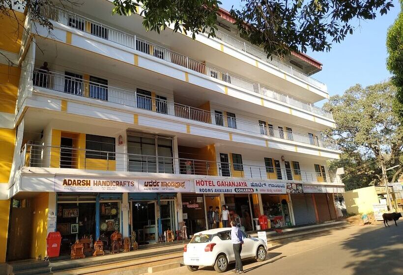 Iroomz Hotel Gananjaya Hostel