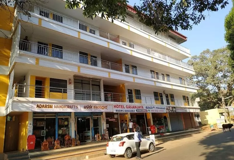 Iroomz Hotel Gananjaya   Hostel