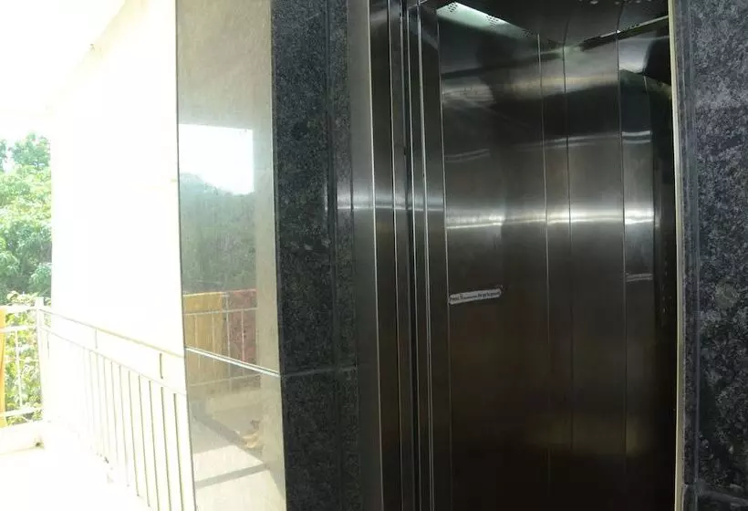 Iroomz Hotel Gananjaya   Hostel