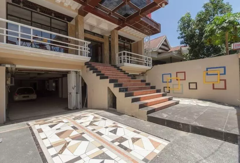 ホテル Reddoorz Plus @ Boulevard Panakkukang