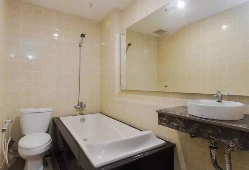 ホテル Reddoorz Plus @ Boulevard Panakkukang