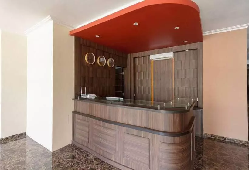 ホテル Reddoorz Plus @ Boulevard Panakkukang