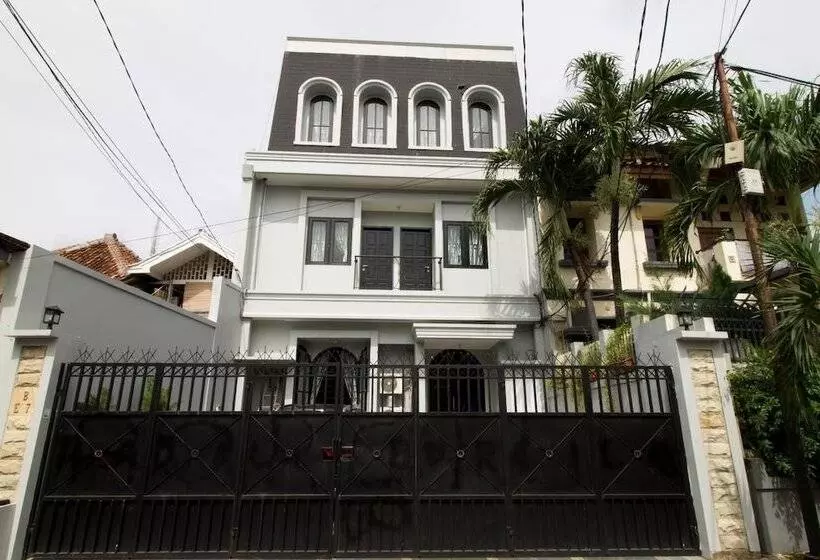 Hotelli Reddoorz Plus @ Radio Dalam 2