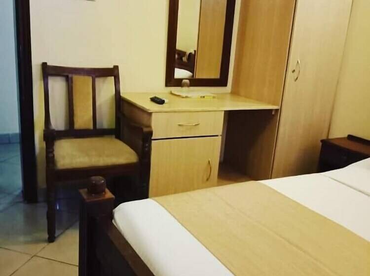 هتل Regency Inn Tudor