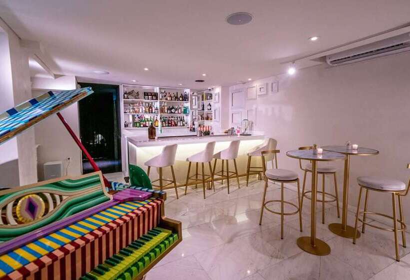 هتل Umbral, A Curio Collection By Hilton