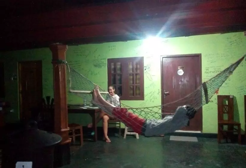 ユースホステル Sigiriya Village Home Stay