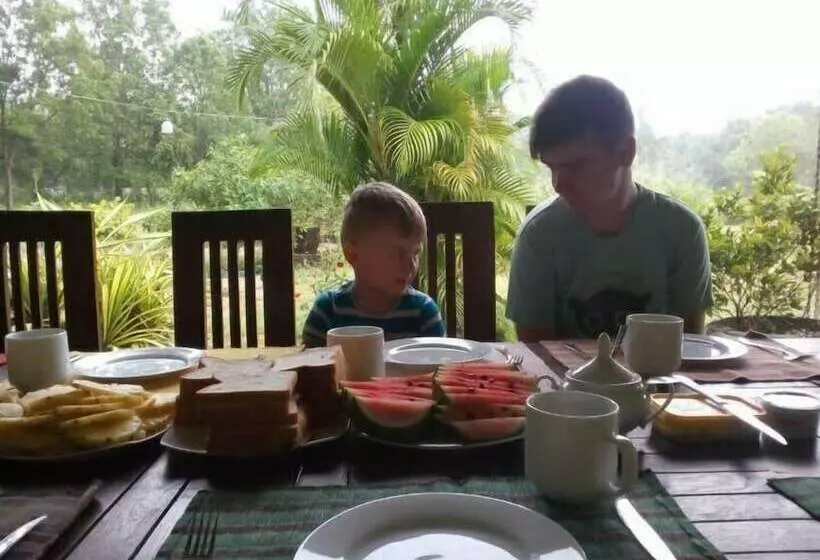 ユースホステル Sigiriya Village Home Stay