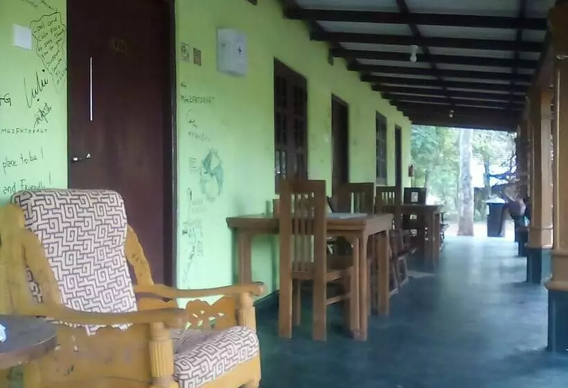 ユースホステル Sigiriya Village Home Stay