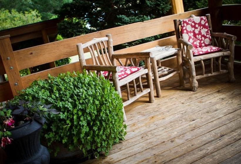 Hotel Bella Coola Mountain Lodge