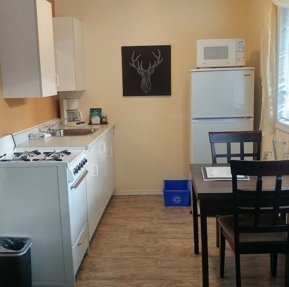 Hotel Bella Coola Mountain Lodge