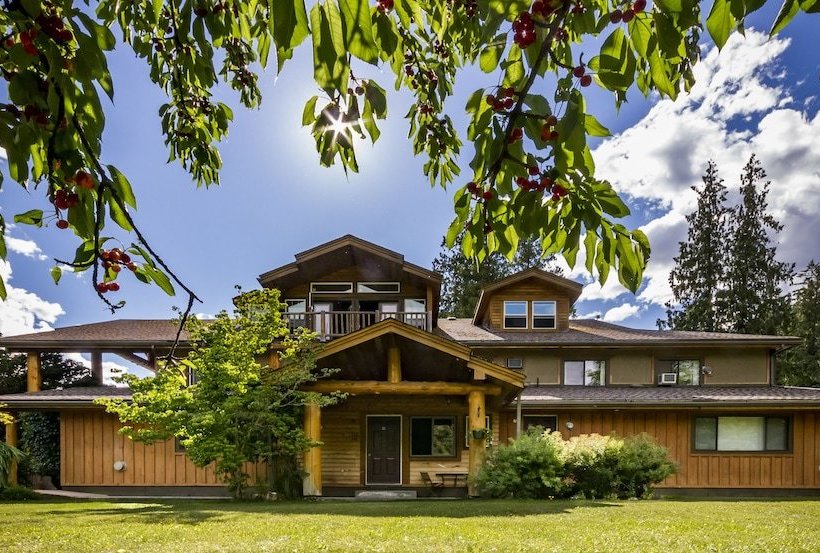 Hotel Bella Coola Mountain Lodge