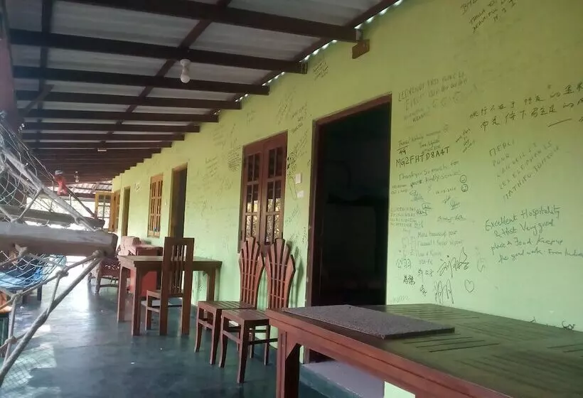 ユースホステル Sigiriya Village Home Stay