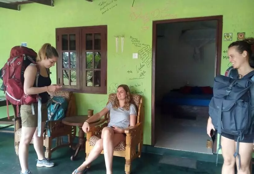 ユースホステル Sigiriya Village Home Stay