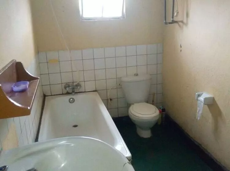 تختخواب و صبحانه East Africa Amazon Guest House