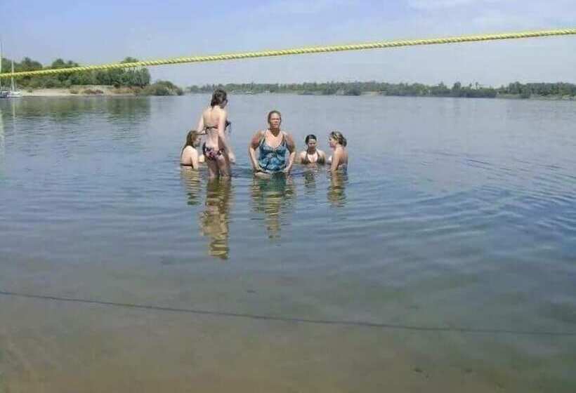 تختخواب و صبحانه The Mango Guest House