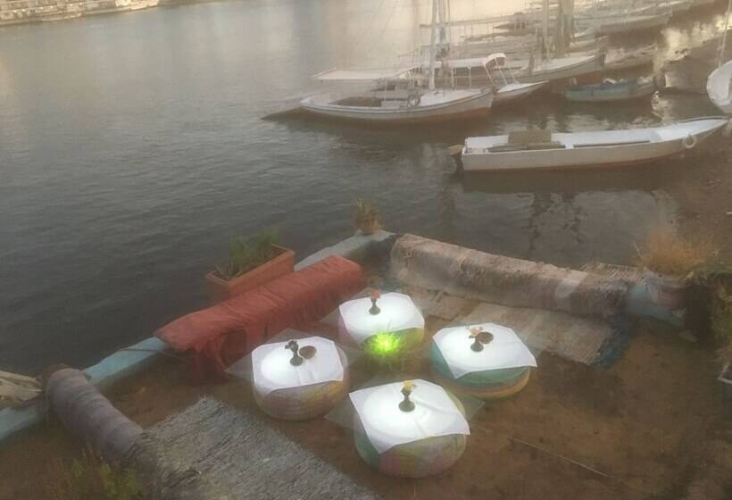 تختخواب و صبحانه The Mango Guest House