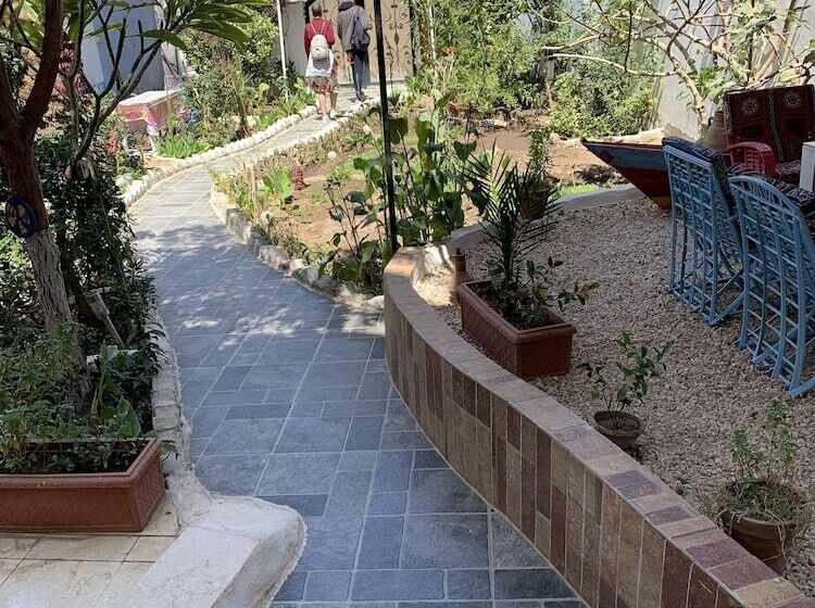 تختخواب و صبحانه The Mango Guest House