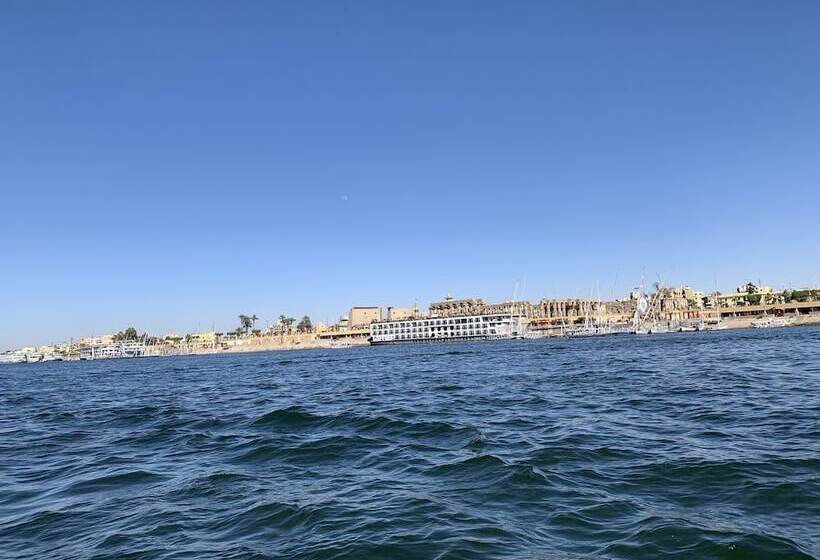 تختخواب و صبحانه The Mango Guest House