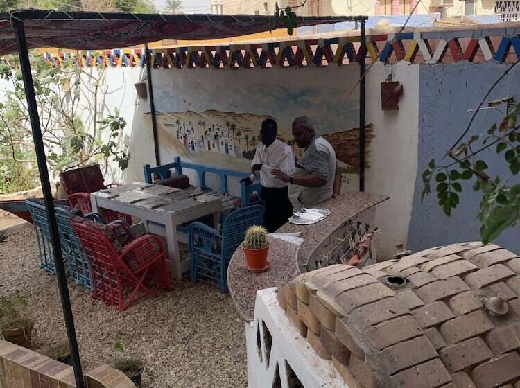 تختخواب و صبحانه The Mango Guest House