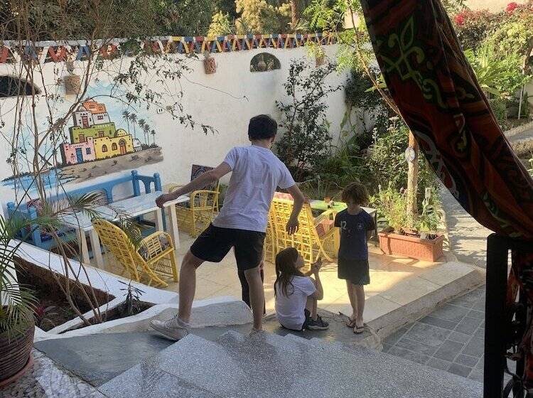 تختخواب و صبحانه The Mango Guest House