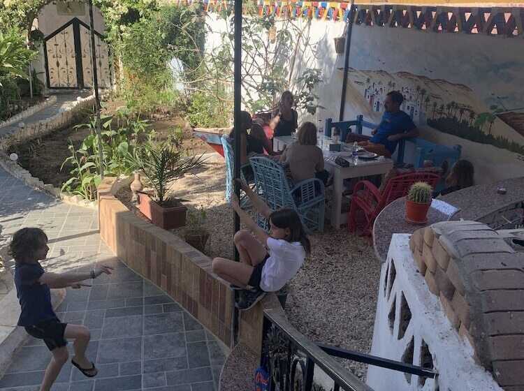 تختخواب و صبحانه The Mango Guest House