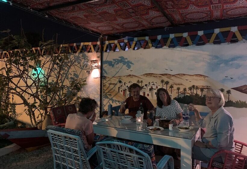 تختخواب و صبحانه The Mango Guest House