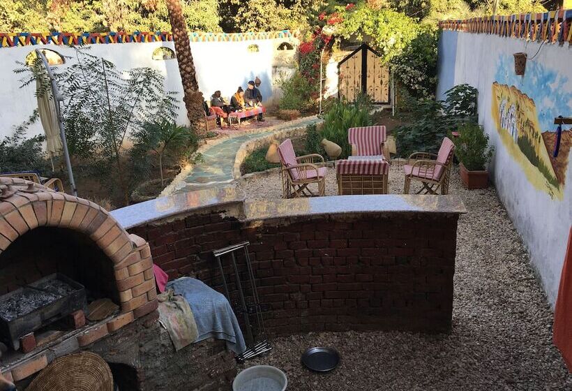 تختخواب و صبحانه The Mango Guest House