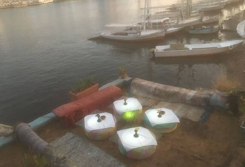 تختخواب و صبحانه The Mango Guest House