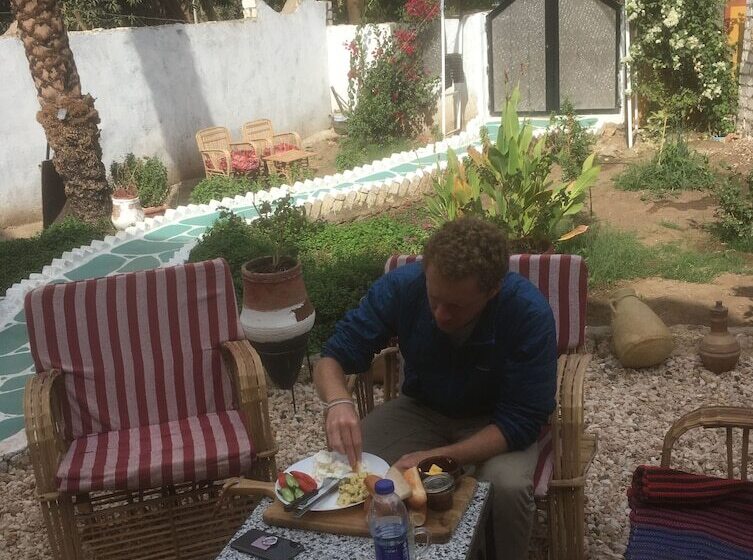 تختخواب و صبحانه The Mango Guest House