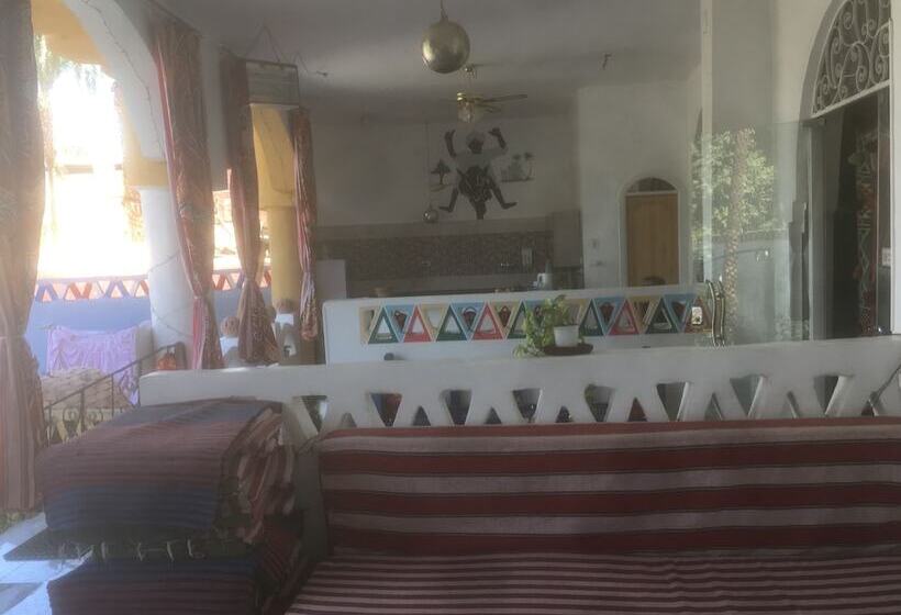 تختخواب و صبحانه The Mango Guest House