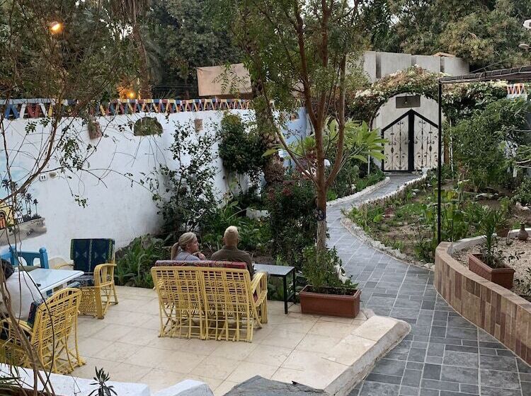 تختخواب و صبحانه The Mango Guest House