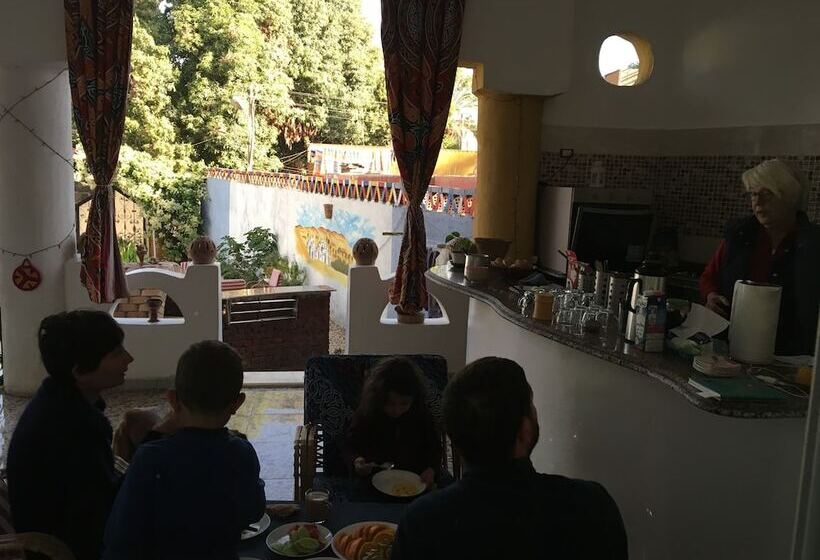 تختخواب و صبحانه The Mango Guest House