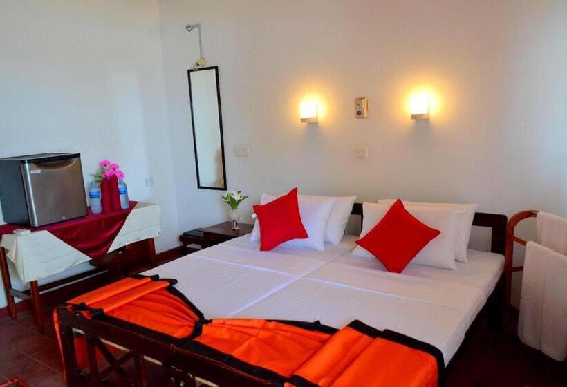 בית מלון כפרי New Seaside Inn Hikkaduwa