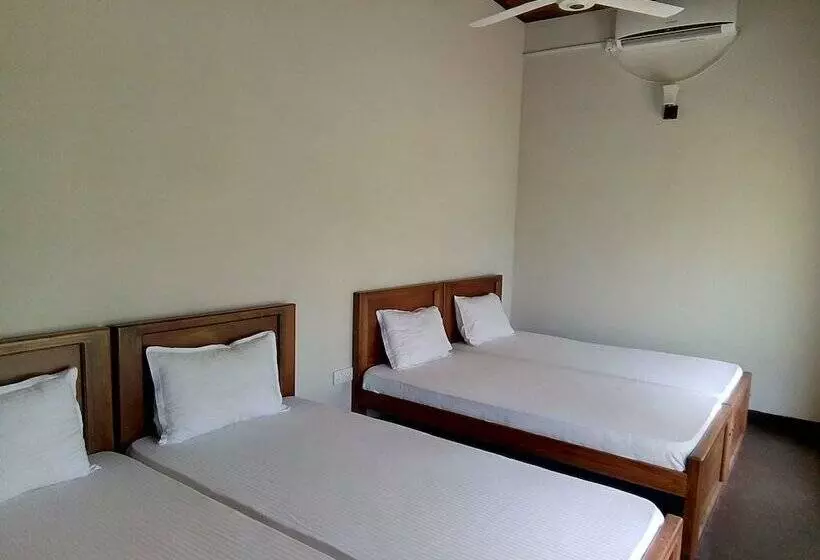 Hotelli Aqua Front Yala Resort