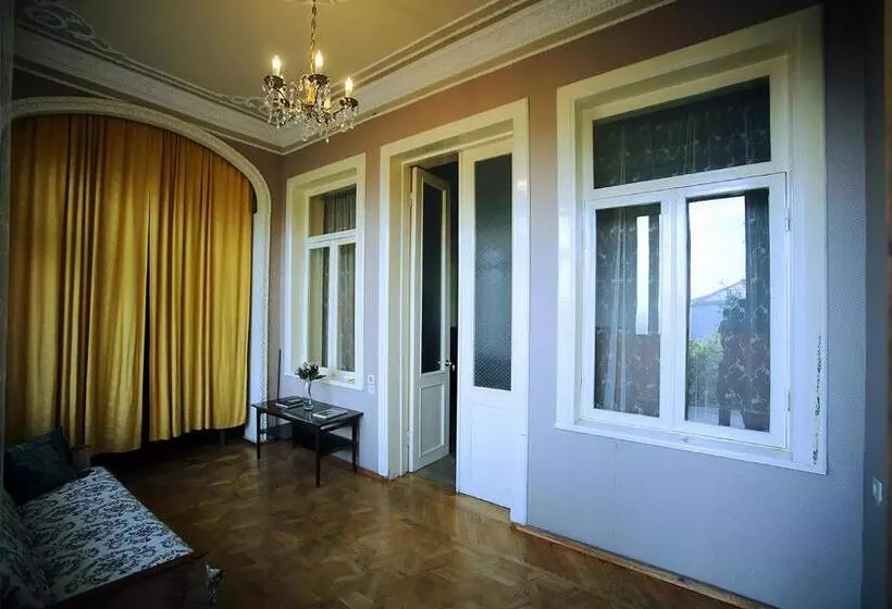 تختخواب و صبحانه Guest House Old Kutaisi