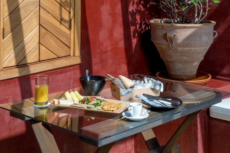 10gr Boutique Hotel & Wine Bar