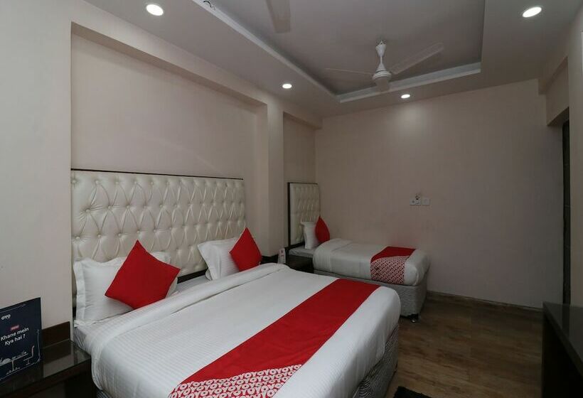 Oyo 27802 Hotel Boom Room