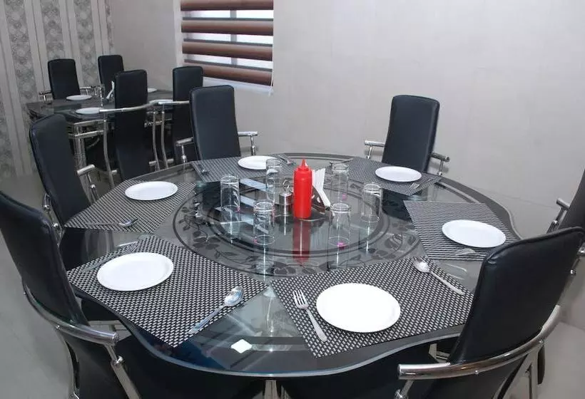 ホテル Shree Pratham Milan