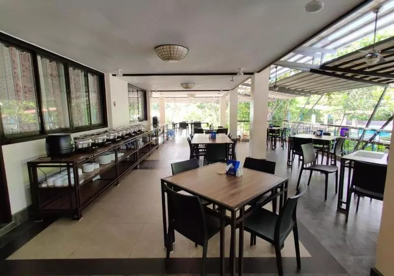 هتل Fernvale Leisure Club And Resort