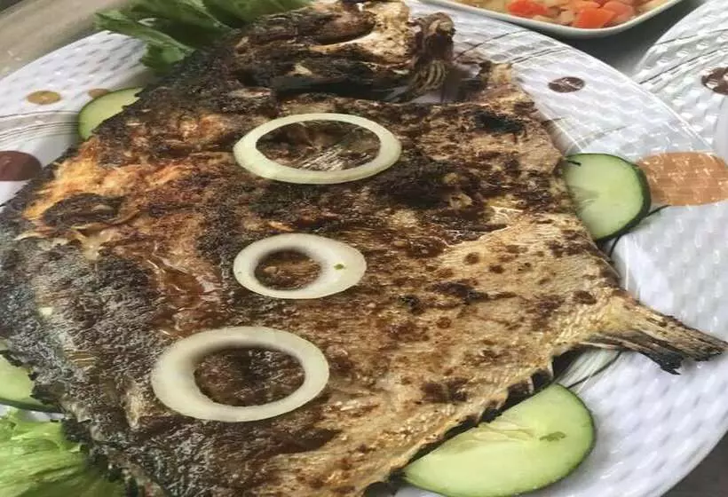 هتل Hôtel La Marrée Bleue