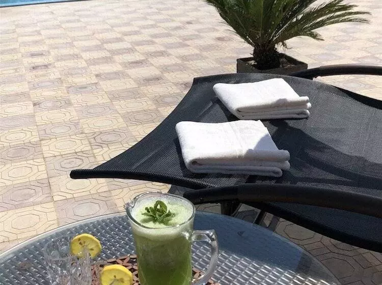 Hotelli Roshan Resort