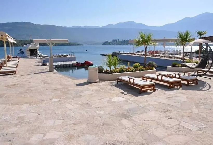 Adeona Apartments   On The Beach
