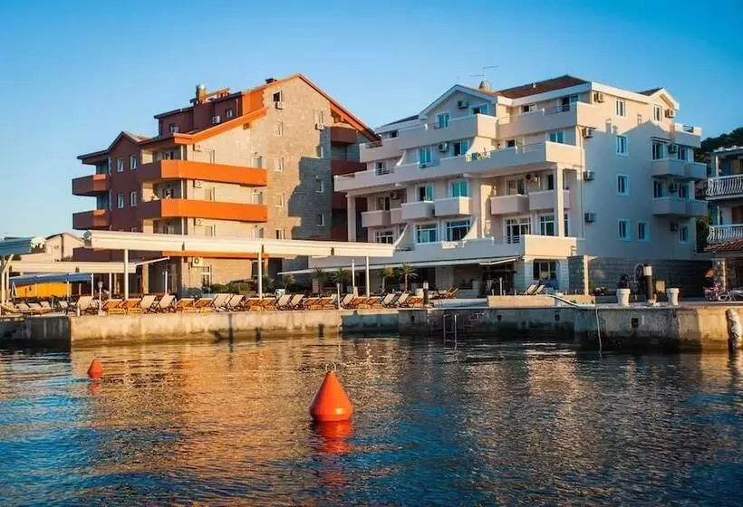 Adeona Apartments   On The Beach