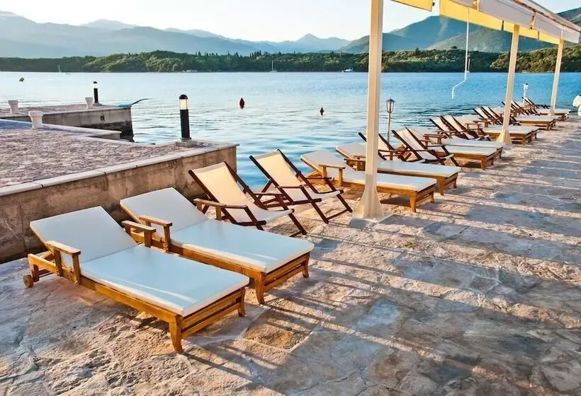 Adeona Apartments   On The Beach