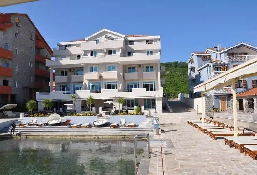 Adeona Apartments   On The Beach