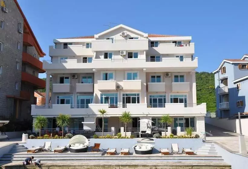Adeona Apartments   On The Beach
